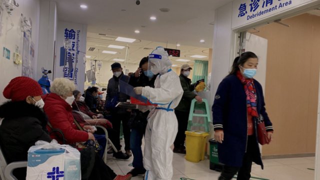 Itin griežta koronaviruso prevencijos politika užsiėmusi Kinija atleidžia vadžias – naikina ribojimus
