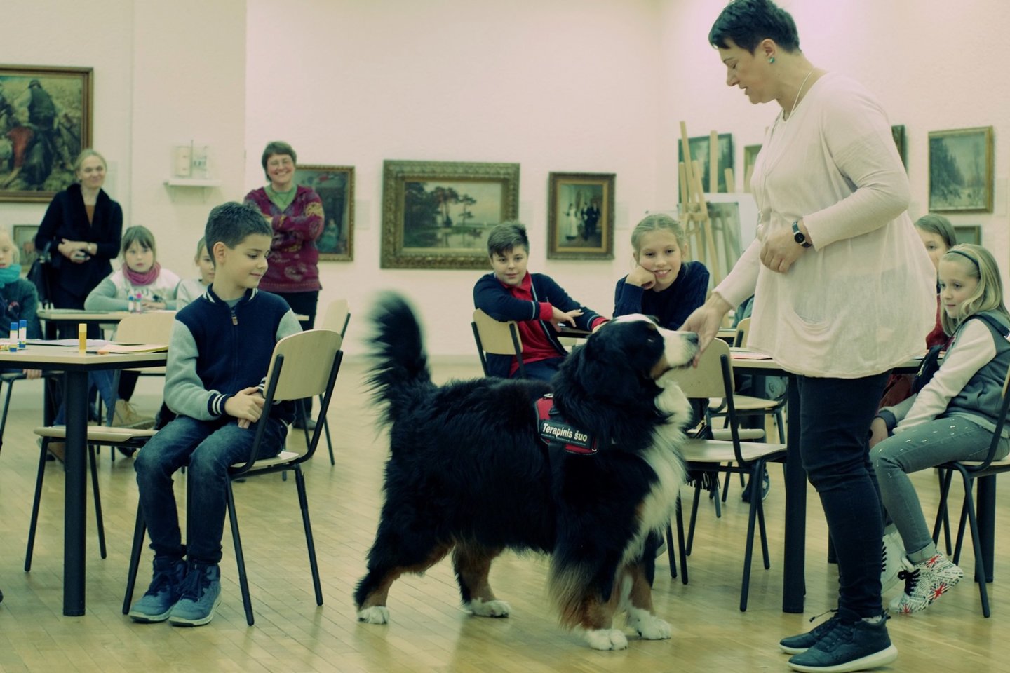  Maltiečių šunys - kūrybos dirbtuvių prižiūrėtojai.<br>P.Domšaičio galerijos nuotr.