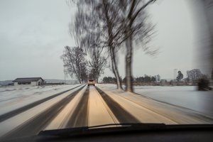 Po pūgos, įspėja apie sniegą keliuose: kelininkai ragina ruoštis tam, kas tykos įdienojus