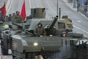 Paskelbė, kad į Ukrainą vyksta naujieji Rusijos tankai „T-14 Armata“