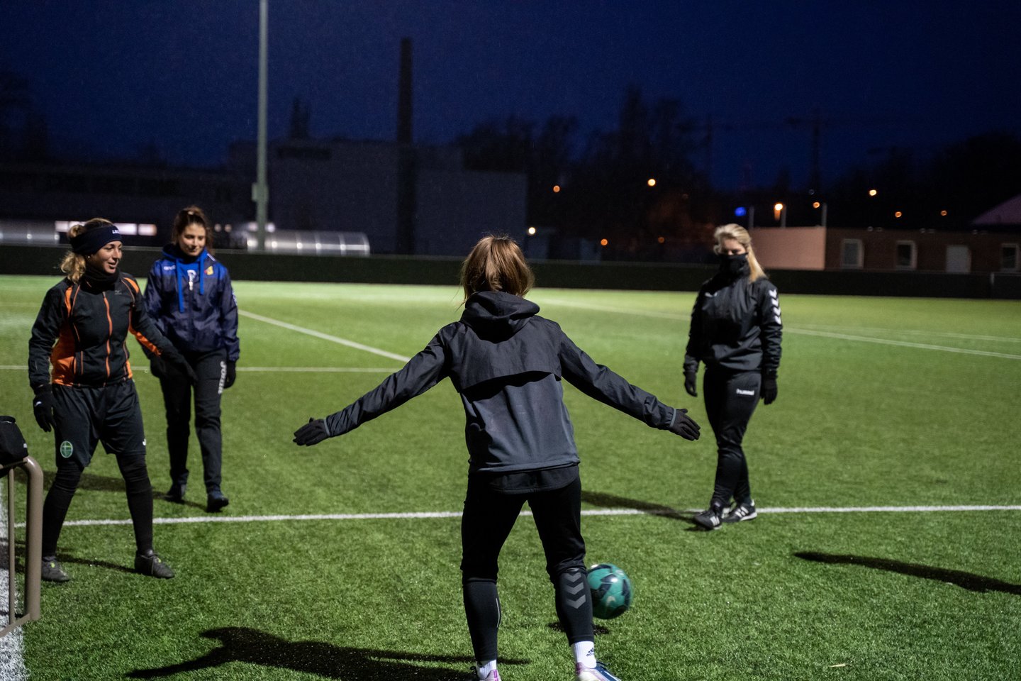 Futbolas gali būti puiki priemonė mergaitėms vystytis fiziškai ir emociniu požiūriu, todėl svarbu, kad visos besidominčios mergaitės turėtų galimybę pasirinkti šią sporto šaką.