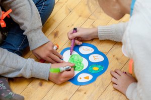 Pataria, kaip prasmingai užimti vaikus per atostogas, jei tėvams reikia dirbti nuotoliniu būdu