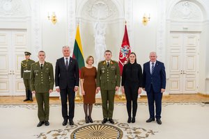 Dviem karininkams – generolo majoro laipsniai: įteikė G. Nausėda