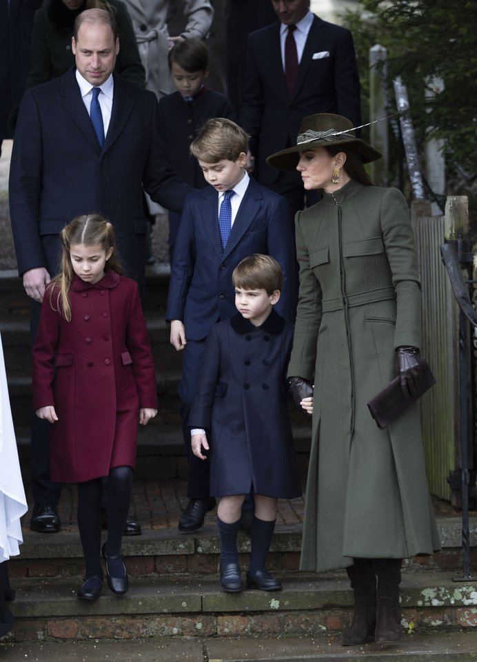  Velso princas Williamas bei žmona Catherine Middleton kartu su princese Charlotte, princu George'u ir Louis. <br> Scanpix/ Zumapress.com nuotr.