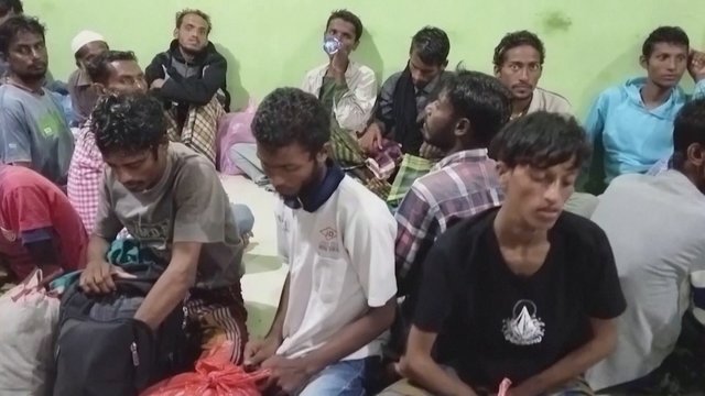 Kone 200 nuo genocido bėgančių rohinjų pasiekė Indoneziją: kai kuriems kelionė laivu tapo pražūtinga