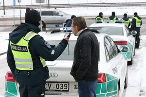 Per šventes pareigūnams įkliuvo šimtai vairuotojų: „klevas“, pavežėjas ir vietiniai be teisių pro akis nepraslydo