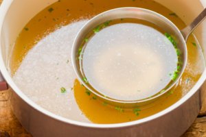 Žinovė pamokė, kaip išvirti sodraus skonio ir kokybišką sultinį