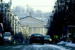 Ragina nedaryti staigių manevrų: šalies keliuose vietomis susiformavęs plikledis