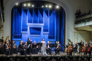 Lietuvos kamerinis orkestras ir Lina Dambrauskaitė Kalėdas paminėjo Filharmonijos scenoje