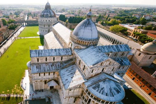Ar žinote, kodėl garsioji Pizos katedros aikštė dažniausiai vadinama Stebuklų lauku