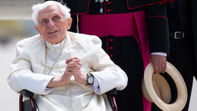 Prašo melstis už buvusį popiežių Benediktą XVI: pranešama apie suprastėjusią jo sveikatą