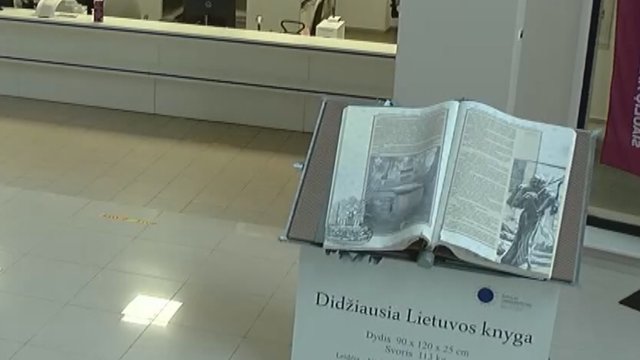Šiauliuose galima išvysti didžiausią knygą Lietuvoje: ją vos pakelia keturių vyrų komanda