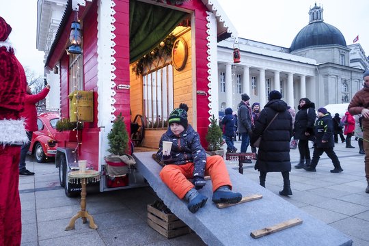 Prie Vilniaus Kalėdų eglės Katedros aikštėje trečiadienį vaikams iš Ukrainos surengta žiemos šventė.<br>V.Ščiavinsko nuotr.