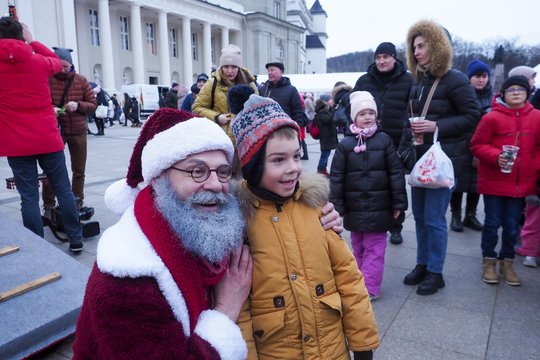 Prie Vilniaus Kalėdų eglės Katedros aikštėje trečiadienį vaikams iš Ukrainos surengta žiemos šventė.<br>V.Ščiavinsko nuotr.