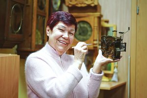 Kaune atsidūrusi meilės emigrantė čia jau 53 metus taiso laikrodžius: laiko laikrodininkei taip pat stinga
