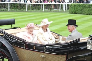 Nuo tautos priešės iki mylimos karalienės konsortės: atsitiesusi karaliaus žmona Camilla gelbėja ir jo įvaizdį