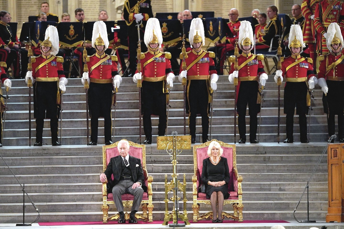 Šiais metais į Jungtinės Karalystės sostą Karolis III žengė lydimas didžiosios savo gyvenimo meilės Camillos.<br>AFP/„Scanpix“ nuotr.
