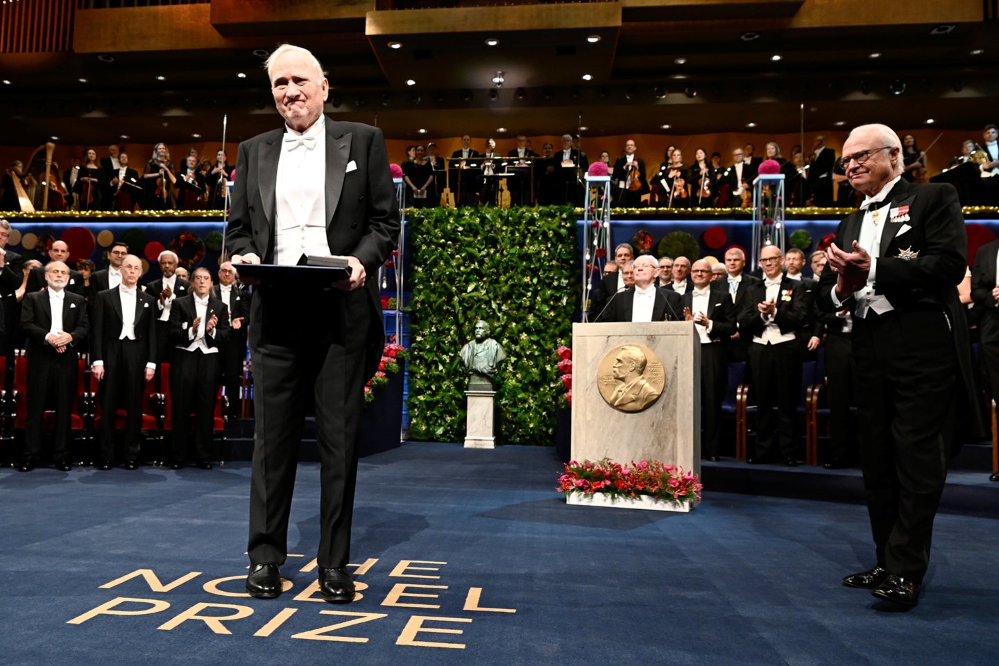 2022 m. gruodžio 10 d. Stokholmo koncertų salėje Johnui F. Clauseriui (kairėje) buvo įteikia 2022 m. Nobelio fizikos premija.<br> TT News / Scanpix nuotr.
