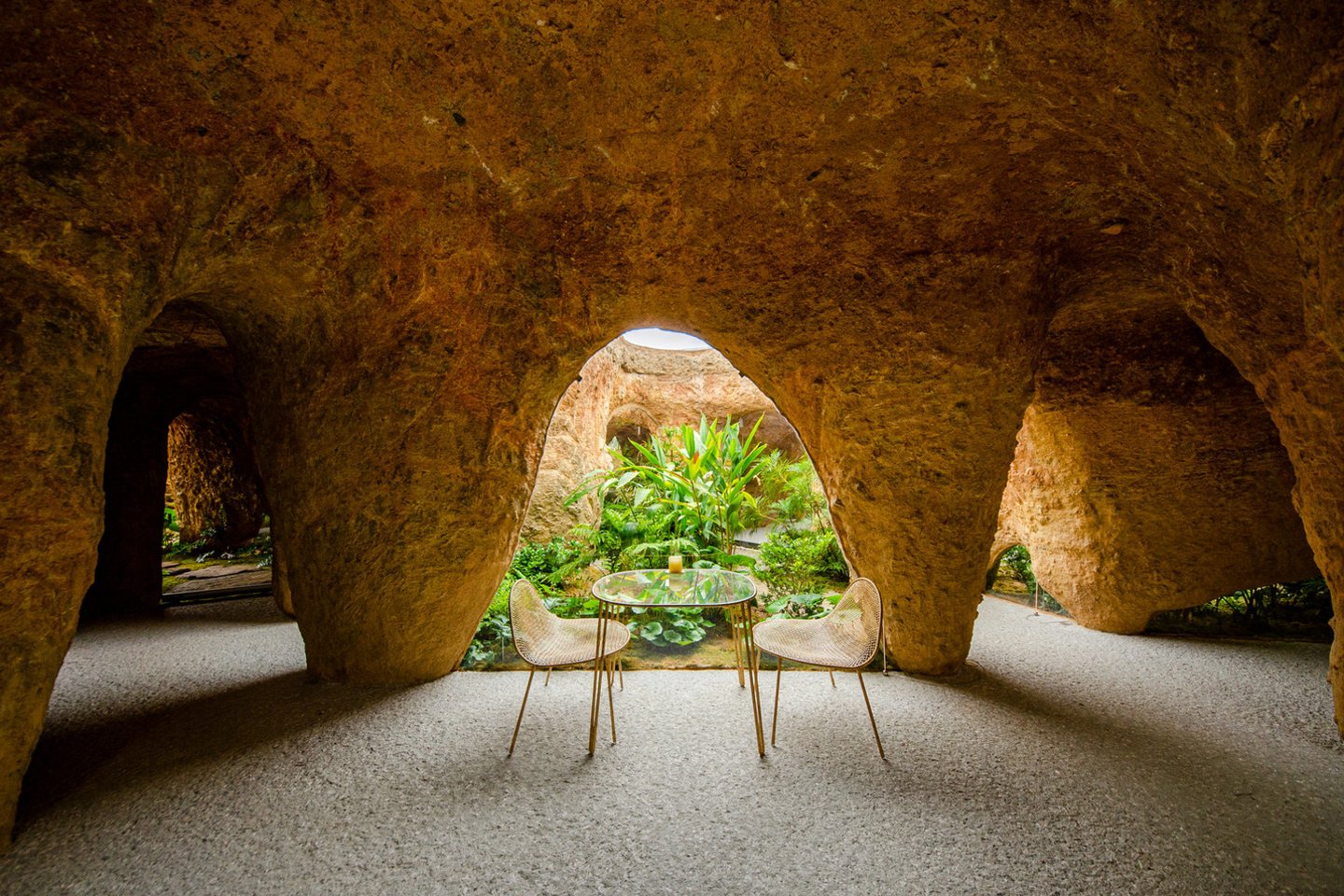 Japonų architektas Junya Ishigami namą suprojektavo savo draugui, virtuvės šefui, Motonori Hirata, dirbančiam tame pačiame pastate integruotame restorane.<br>junya.ishigami+associates / archdaily.com nuotr.