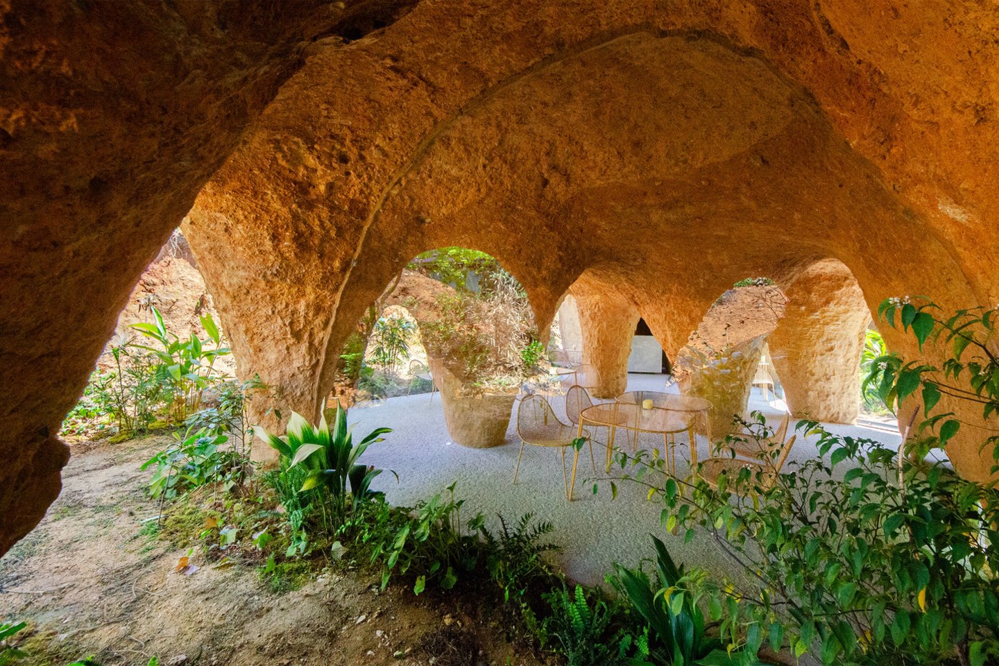 Japonų architektas Junya Ishigami namą suprojektavo savo draugui, virtuvės šefui, Motonori Hirata, dirbančiam tame pačiame pastate integruotame restorane.<br>junya.ishigami+associates / archdaily.com nuotr.