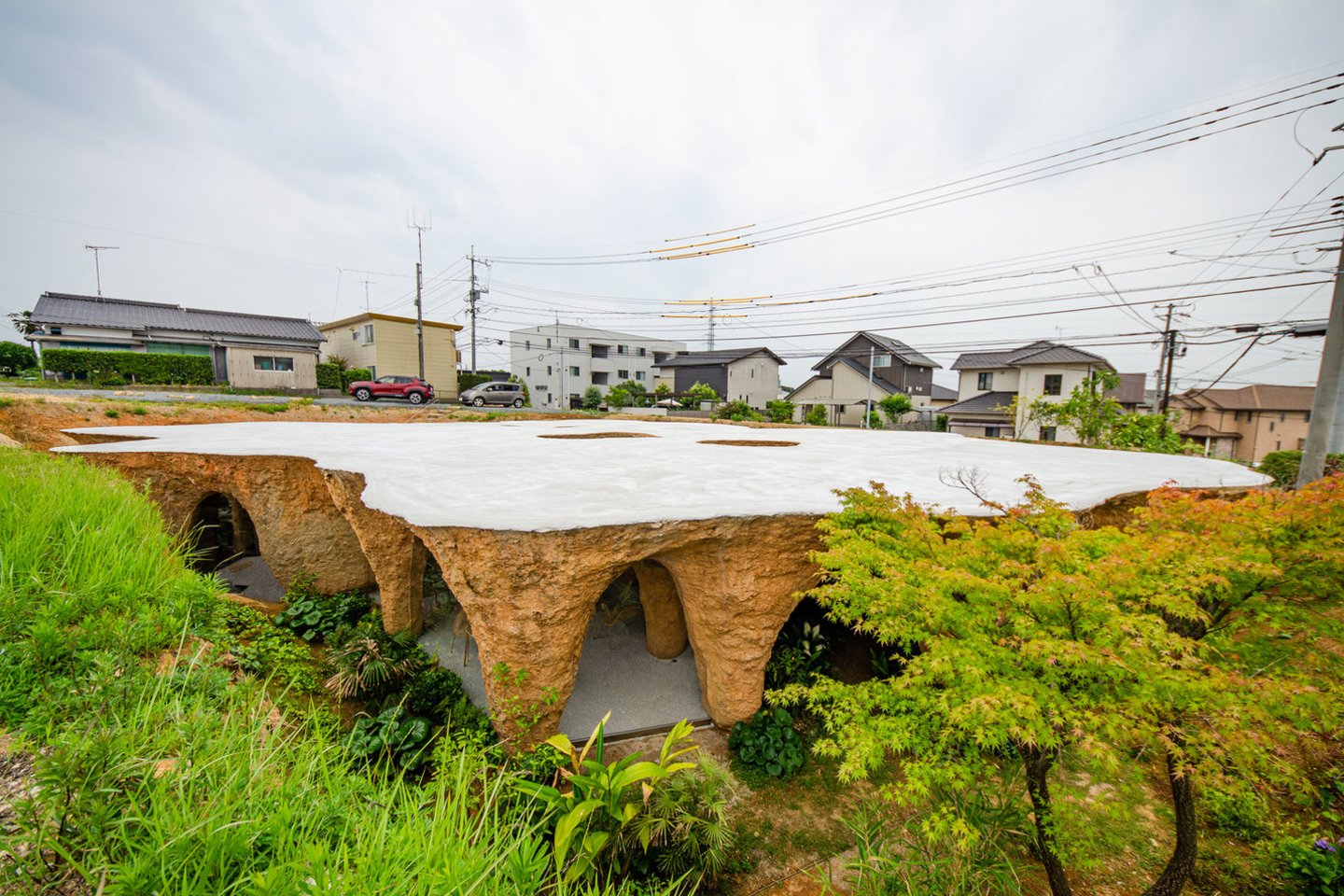 Japonų architektas Junya Ishigami namą suprojektavo savo draugui, virtuvės šefui, Motonori Hirata, dirbančiam tame pačiame pastate integruotame restorane.<br>junya.ishigami+associates / archdaily.com nuotr.