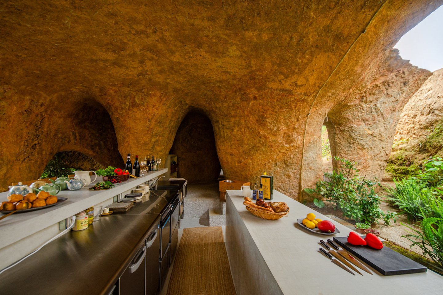 Japonų architektas Junya Ishigami namą suprojektavo savo draugui, virtuvės šefui, Motonori Hirata, dirbančiam tame pačiame pastate integruotame restorane.<br>junya.ishigami+associates / archdaily.com nuotr.