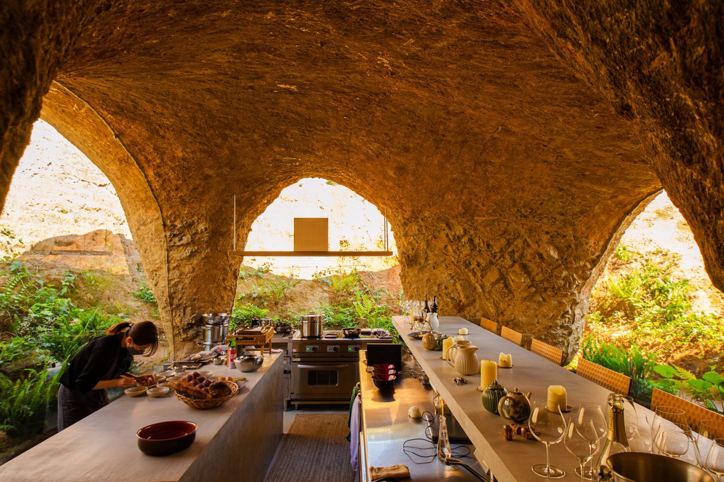 Japonų architektas Junya Ishigami namą suprojektavo savo draugui, virtuvės šefui, Motonori Hirata, dirbančiam tame pačiame pastate integruotame restorane.<br>junya.ishigami+associates / archdaily.com nuotr.