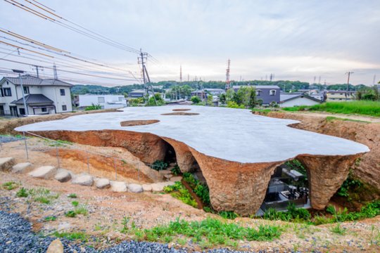Japonų architektas Junya Ishigami namą suprojektavo savo draugui, virtuvės šefui, Motonori Hirata, dirbančiam tame pačiame pastate integruotame restorane.<br>junya.ishigami+associates / archdaily.com nuotr.