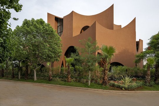 Arkos, gremėzdiškos sienos ir žemės spalvos tinkas – tai erdvaus, 920 kv. m ploto, namo Bylvaroje, kurį suprojektavo Mumbajuje veikianti architektų studija „Sanjay Puri Architects“, išskirtinumai.<br>Dinesh Mehta / archdaily.com nuotr.