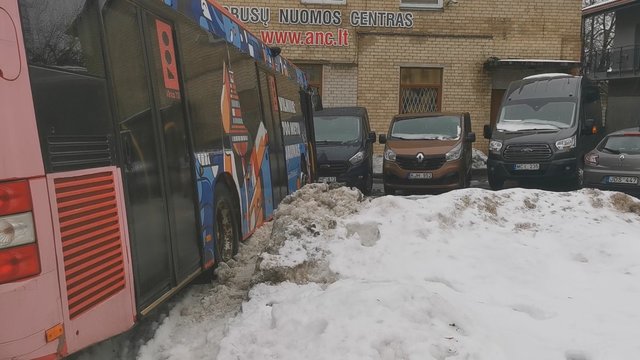 Per avariją Vilniuje autobusas apdaužė du automobilius, prireikė medikų pagalbos
