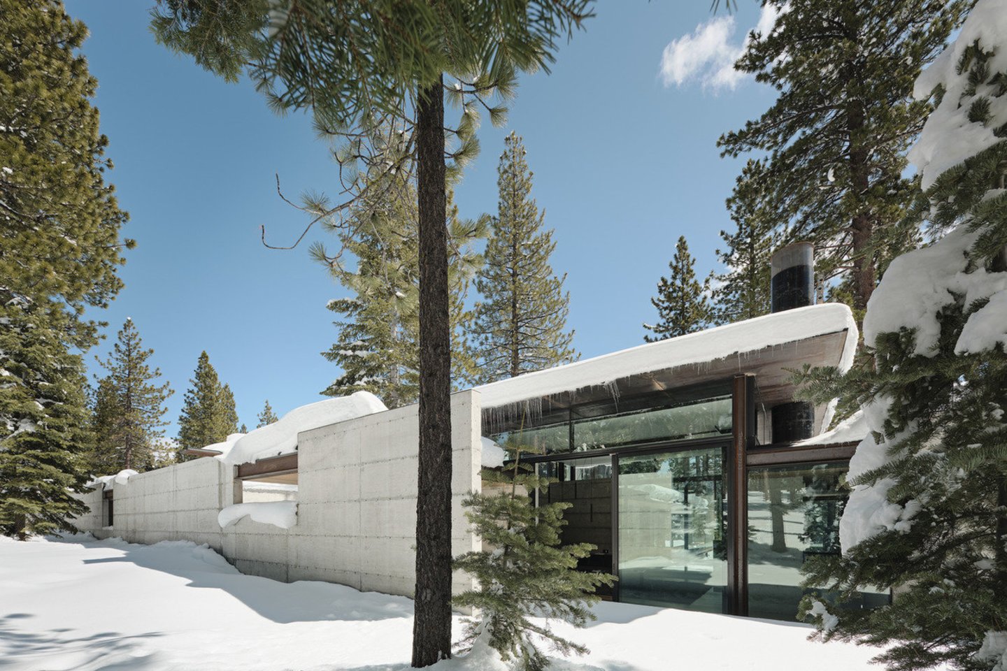 Kalifornijoje, nedidelėje miško atodangoje, stovi namas „Analog House“, atkreipiantis dėmesį bokštu ir naudojamu metalu, betonu ir stiklu bei derme su aplinka.<br>Joe Fletcher / archdaily.com nuotr.