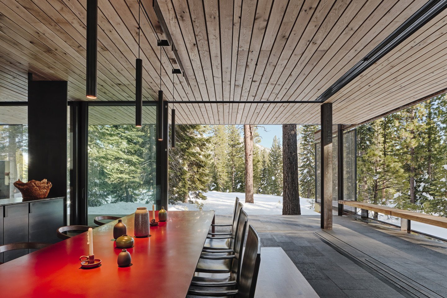 Kalifornijoje, nedidelėje miško atodangoje, stovi namas „Analog House“, atkreipiantis dėmesį bokštu ir naudojamu metalu, betonu ir stiklu bei derme su aplinka.<br>Joe Fletcher / archdaily.com nuotr.