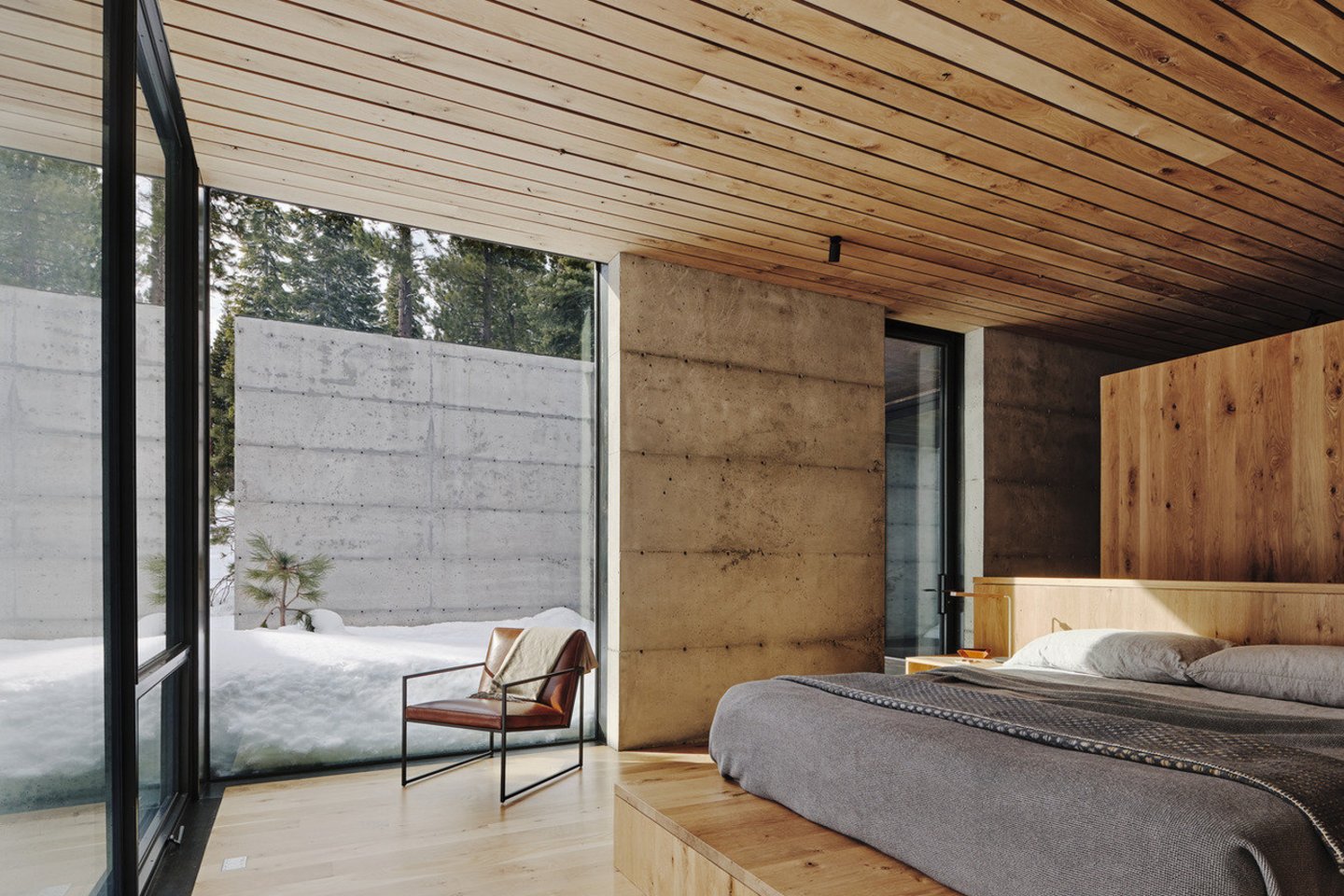 Kalifornijoje, nedidelėje miško atodangoje, stovi namas „Analog House“, atkreipiantis dėmesį bokštu ir naudojamu metalu, betonu ir stiklu bei derme su aplinka.<br>Joe Fletcher / archdaily.com nuotr.