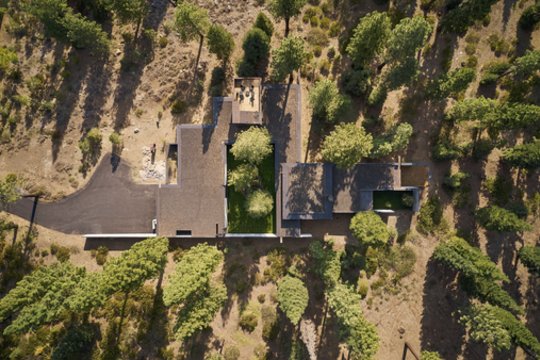 Kalifornijoje, nedidelėje miško atodangoje, stovi namas „Analog House“, atkreipiantis dėmesį bokštu ir naudojamu metalu, betonu ir stiklu bei derme su aplinka.<br>Joe Fletcher / archdaily.com nuotr.