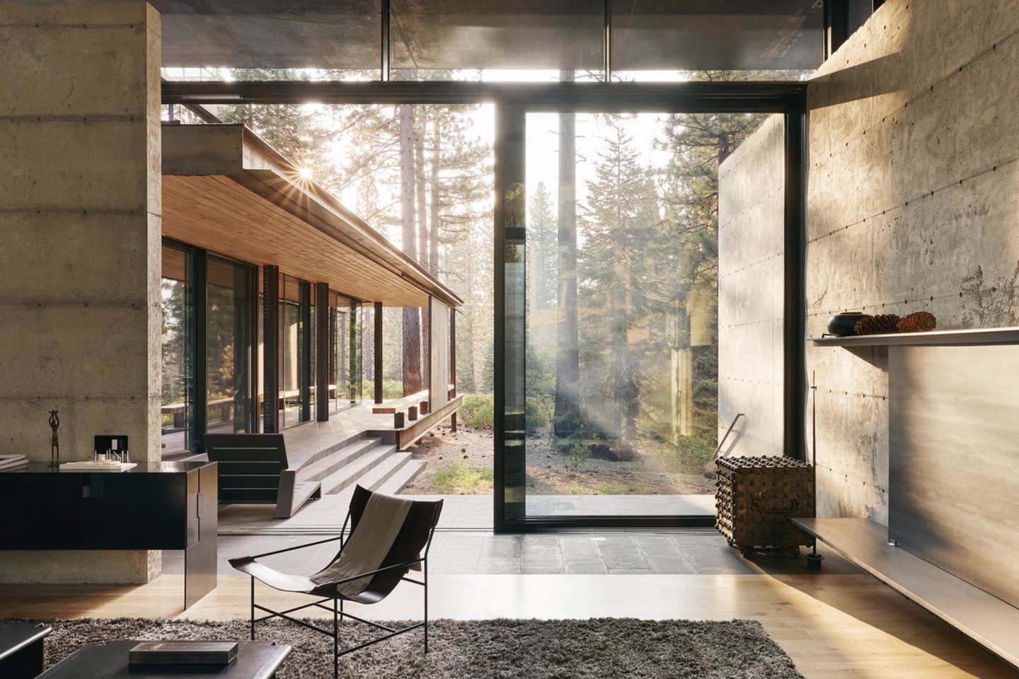 Kalifornijoje, nedidelėje miško atodangoje, stovi namas „Analog House“, atkreipiantis dėmesį bokštu ir naudojamu metalu, betonu ir stiklu bei derme su aplinka.<br>Joe Fletcher / archdaily.com nuotr.