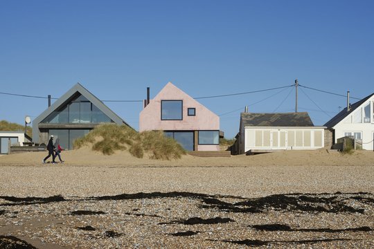 Nors šis ryškiai rožinis atostogų namas primena Viduržemio jūros regiono namus, jis stovi Jungtinėje Karalystėje, atšiauriame Camber Sands paplūdimyje.<br>Richard Chiver / archdaily.com nuotr.