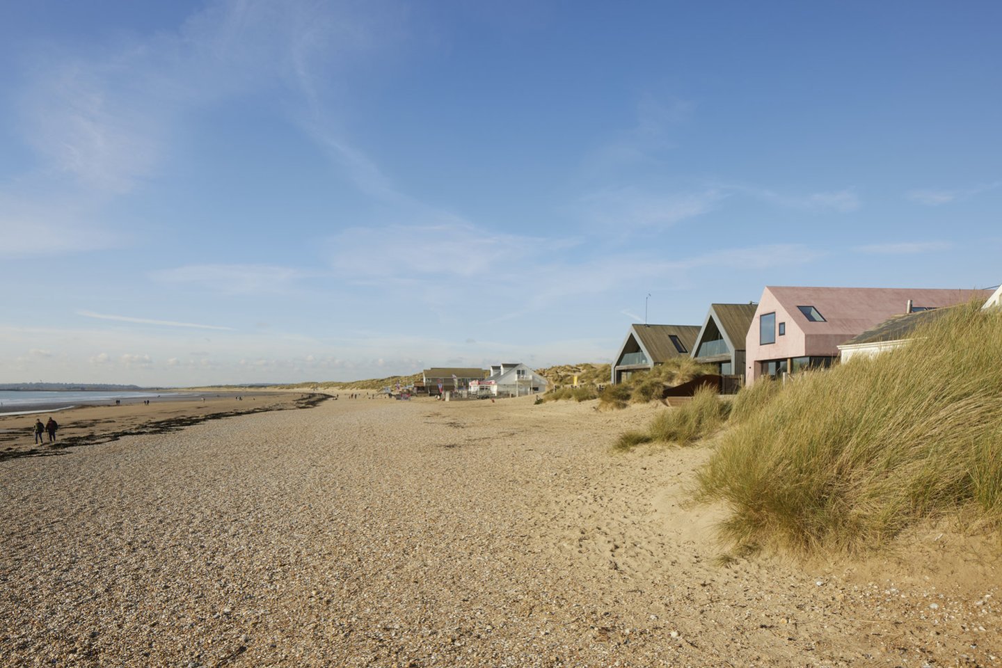 Nors šis ryškiai rožinis atostogų namas primena Viduržemio jūros regiono namus, jis stovi Jungtinėje Karalystėje, atšiauriame Camber Sands paplūdimyje.<br>Richard Chiver / archdaily.com nuotr.