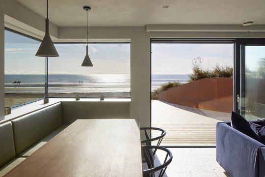 Nors šis ryškiai rožinis atostogų namas primena Viduržemio jūros regiono namus, jis stovi Jungtinėje Karalystėje, atšiauriame Camber Sands paplūdimyje.<br>Richard Chiver / archdaily.com nuotr.