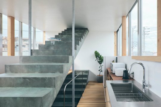 „Archipelago Architects Studio“ suprojektuoto 49 kv. m ploto namo „Kappa House“ Kanagavoje išorė padengta žalsvai mėlyna derva.<br>Kenya Chiba / archdaily.com nuotr.