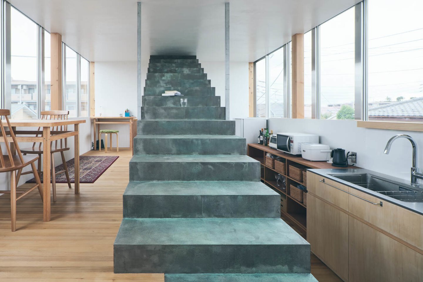 „Archipelago Architects Studio“ suprojektuoto 49 kv. m ploto namo „Kappa House“ Kanagavoje išorė padengta žalsvai mėlyna derva.<br>Kenya Chiba / archdaily.com nuotr.