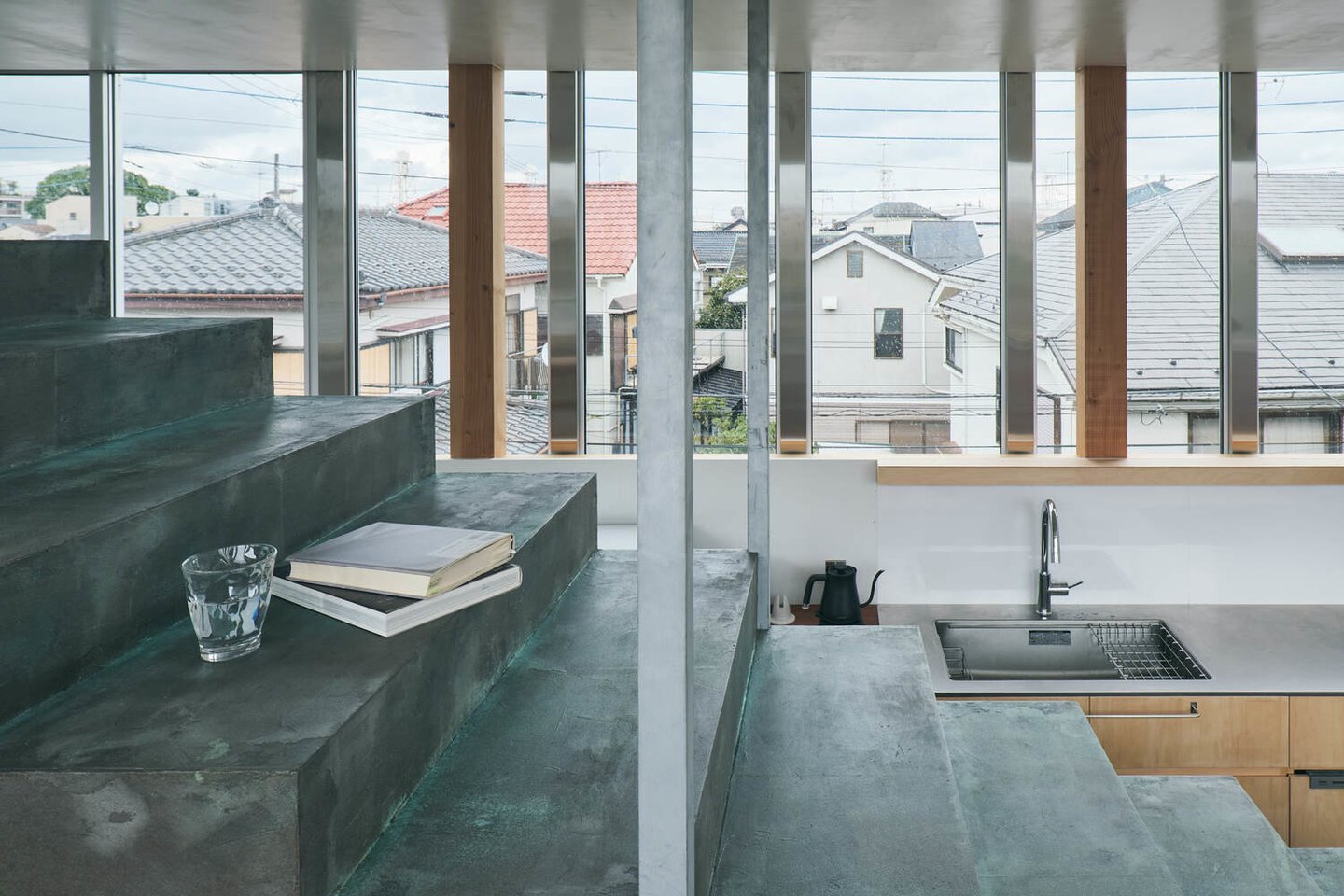 „Archipelago Architects Studio“ suprojektuoto 49 kv. m ploto namo „Kappa House“ Kanagavoje išorė padengta žalsvai mėlyna derva.<br>Kenya Chiba / archdaily.com nuotr.