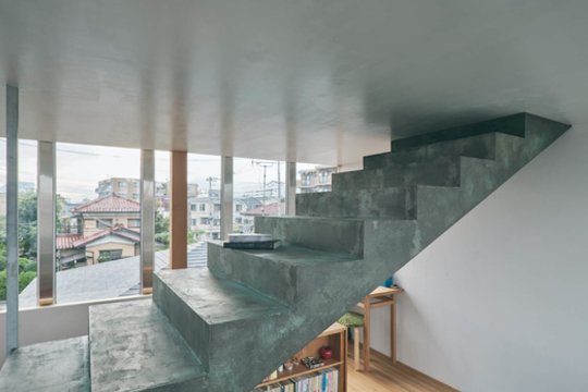 „Archipelago Architects Studio“ suprojektuoto 49 kv. m ploto namo „Kappa House“ Kanagavoje išorė padengta žalsvai mėlyna derva.<br>Kenya Chiba / archdaily.com nuotr.