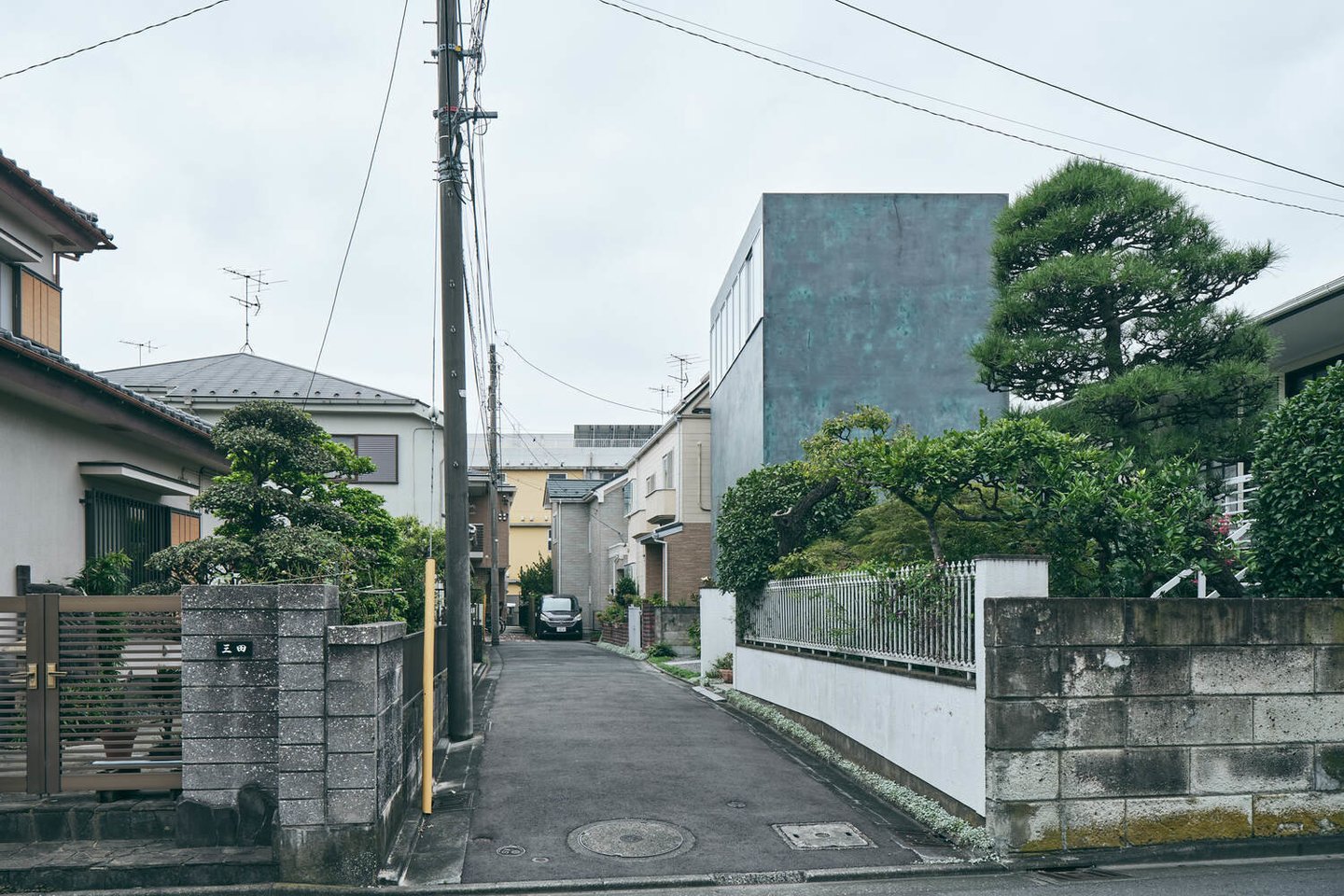 „Archipelago Architects Studio“ suprojektuoto 49 kv. m ploto namo „Kappa House“ Kanagavoje išorė padengta žalsvai mėlyna derva.<br>Kenya Chiba / archdaily.com nuotr.