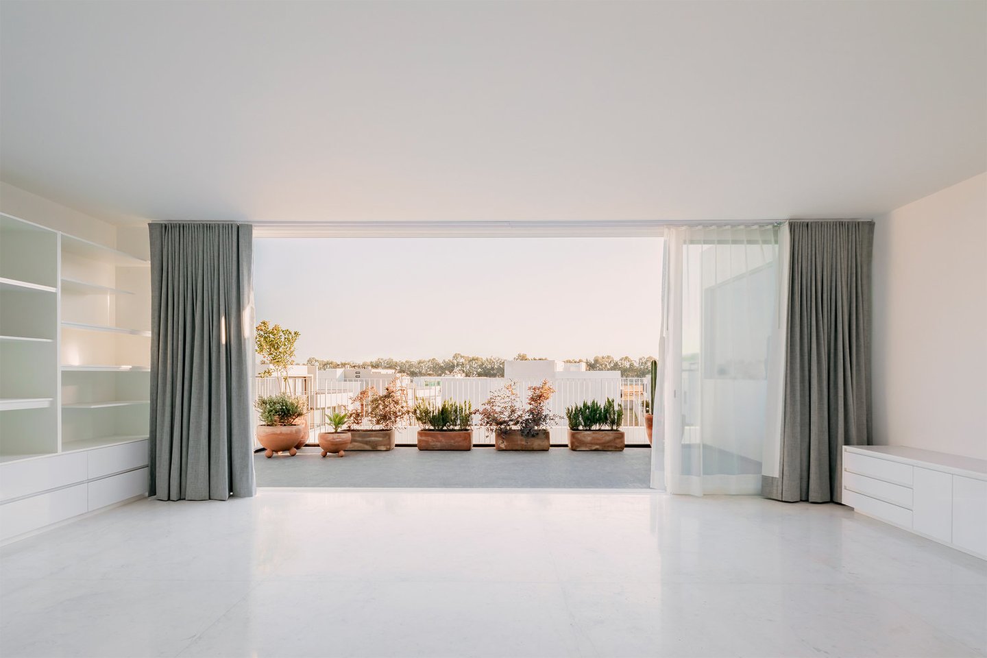 Minimalistinį namą Meksikoje, La Piedad mieste, jo architektas apibūdina kaip „introspektyvinę architektūrą“.<br>Cesar Bejar / archdaily.com nuotr.