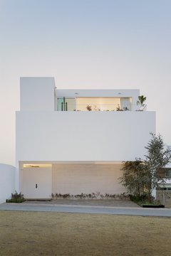 Minimalistinį namą Meksikoje, La Piedad mieste, jo architektas apibūdina kaip „introspektyvinę architektūrą“.<br>Cesar Bejar / archdaily.com nuotr.