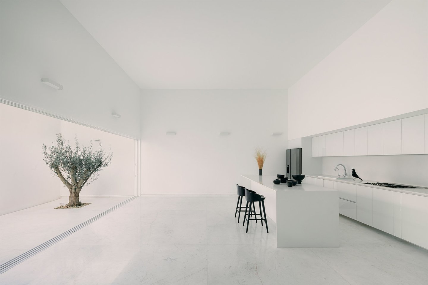 Minimalistinį namą Meksikoje, La Piedad mieste, jo architektas apibūdina kaip „introspektyvinę architektūrą“.<br>Cesar Bejar / archdaily.com nuotr.