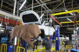 Rusams šie metai virto tikru pragaru: modernių automobilių nebeliko, tačiau dalis įmonių tyliai dirba ir toliau