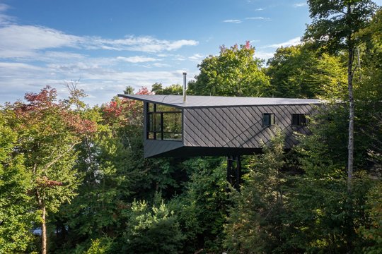 Projektuodami namelį Kvebeke kaip antrąjį kliento namą, „Kariouk Architects“ siekė paneigti namelio apibrėžimą.<br>Scott Norsworthy / archdaily.com nuotr.
