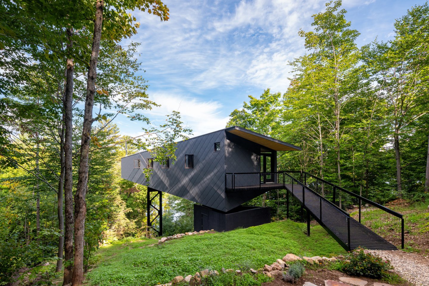 Projektuodami namelį Kvebeke kaip antrąjį kliento namą, „Kariouk Architects“ siekė paneigti namelio apibrėžimą.<br>Scott Norsworthy / archdaily.com nuotr.