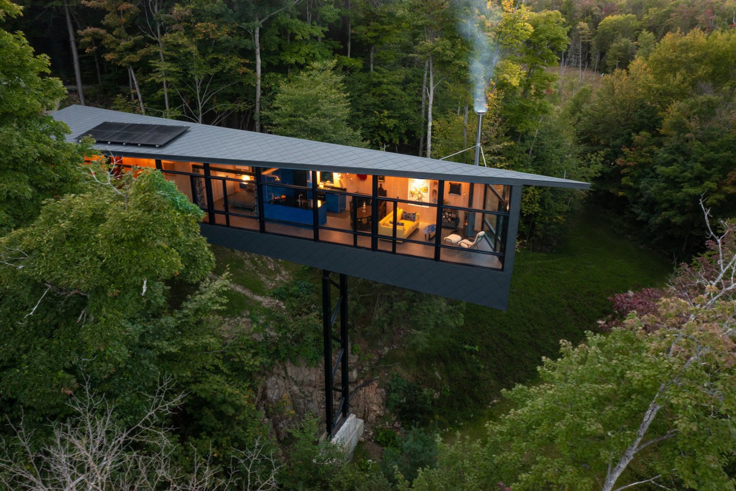 Projektuodami namelį Kvebeke kaip antrąjį kliento namą, „Kariouk Architects“ siekė paneigti namelio apibrėžimą.<br>Scott Norsworthy / archdaily.com nuotr.